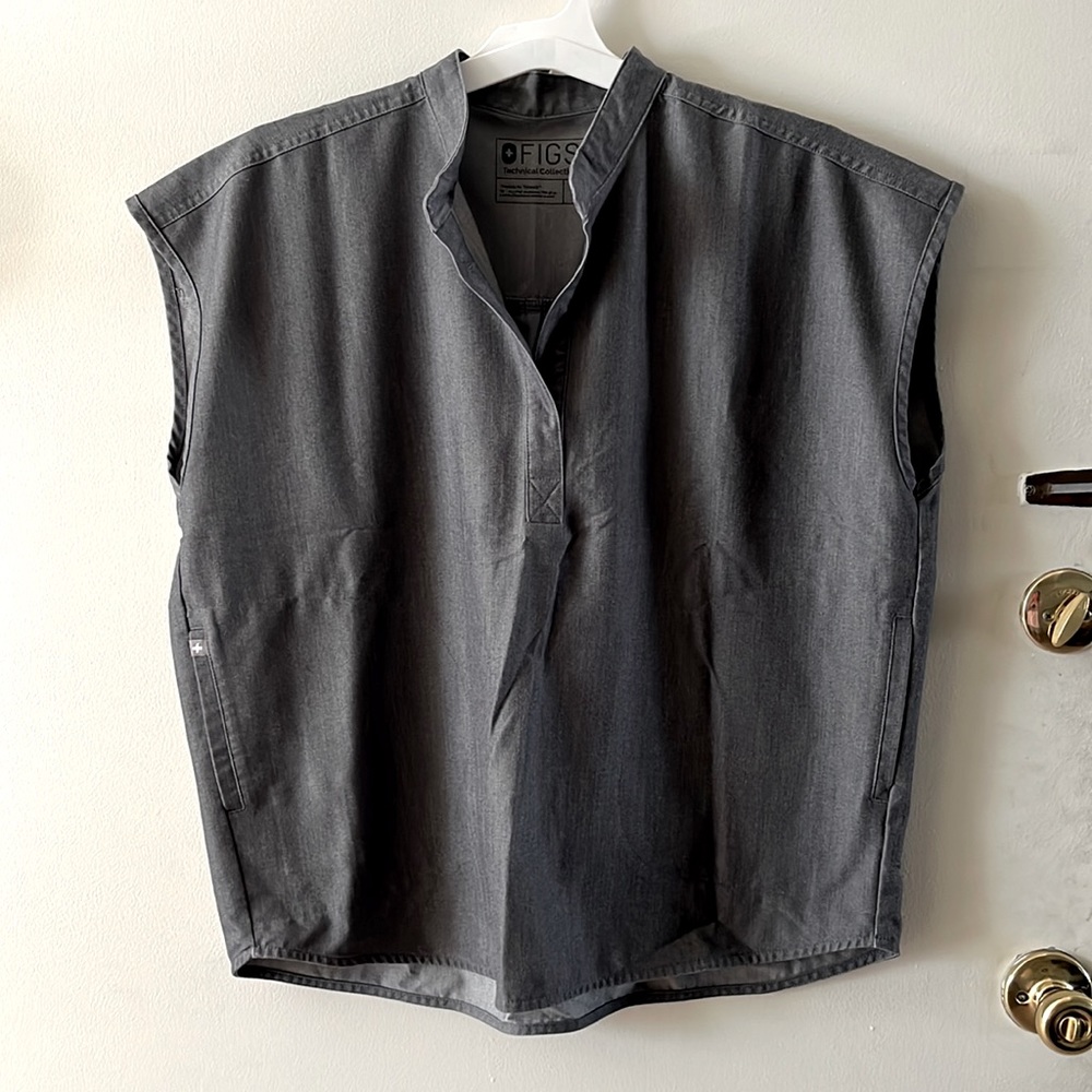 Figs Rafaela scrub top graphite size medium, great condition!